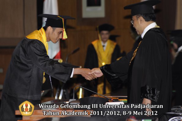 wisuda-unpad-gel-iii-2011_2012-fakultas-mipa-oleh-rektor-042
