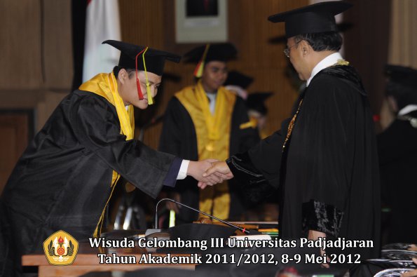 wisuda-unpad-gel-iii-2011_2012-fakultas-mipa-oleh-rektor-043