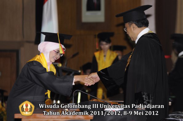 wisuda-unpad-gel-iii-2011_2012-fakultas-mipa-oleh-rektor-045