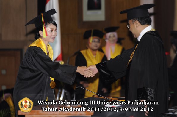 wisuda-unpad-gel-iii-2011_2012-fakultas-mipa-oleh-rektor-046