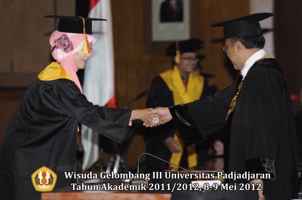wisuda-unpad-gel-iii-2011_2012-fakultas-mipa-oleh-rektor-048