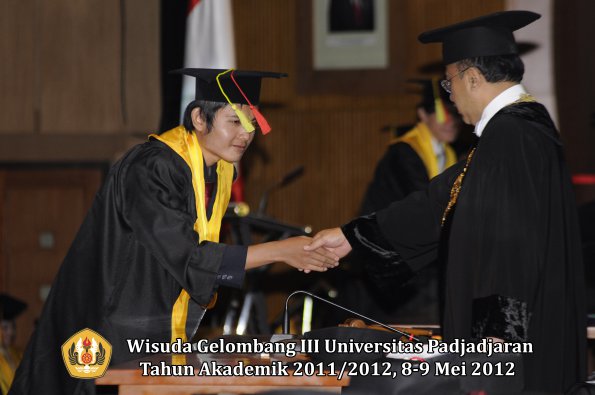 wisuda-unpad-gel-iii-2011_2012-fakultas-mipa-oleh-rektor-050