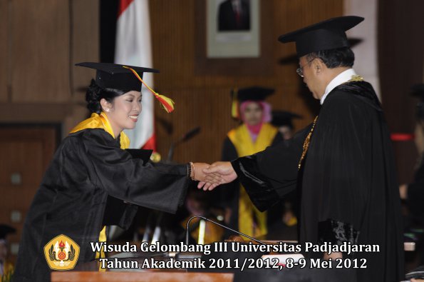 wisuda-unpad-gel-iii-2011_2012-fakultas-mipa-oleh-rektor-052