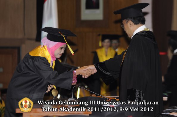 wisuda-unpad-gel-iii-2011_2012-fakultas-mipa-oleh-rektor-053