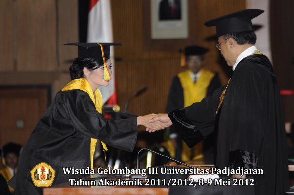 wisuda-unpad-gel-iii-2011_2012-fakultas-mipa-oleh-rektor-054