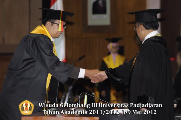 wisuda-unpad-gel-iii-2011_2012-fakultas-mipa-oleh-rektor-055