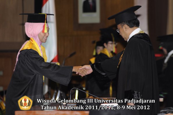 wisuda-unpad-gel-iii-2011_2012-fakultas-mipa-oleh-rektor-056