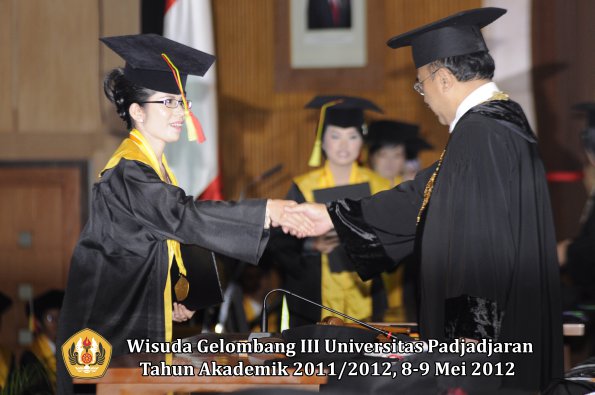 wisuda-unpad-gel-iii-2011_2012-fakultas-mipa-oleh-rektor-057