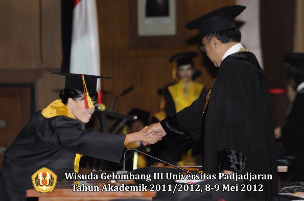 wisuda-unpad-gel-iii-2011_2012-fakultas-mipa-oleh-rektor-059