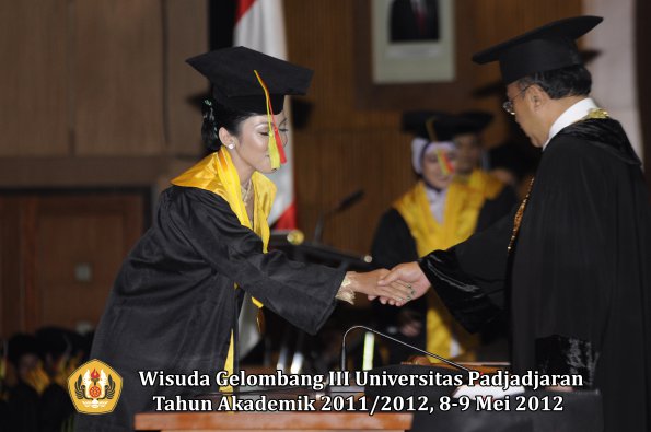 wisuda-unpad-gel-iii-2011_2012-fakultas-mipa-oleh-rektor-060