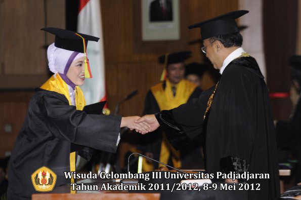 wisuda-unpad-gel-iii-2011_2012-fakultas-mipa-oleh-rektor-061