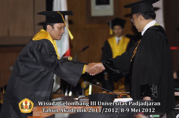 wisuda-unpad-gel-iii-2011_2012-fakultas-mipa-oleh-rektor-062