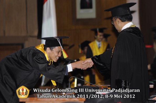 wisuda-unpad-gel-iii-2011_2012-fakultas-mipa-oleh-rektor-063