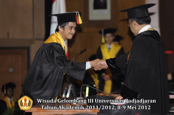 wisuda-unpad-gel-iii-2011_2012-fakultas-mipa-oleh-rektor-064