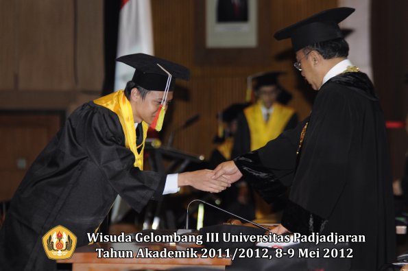 wisuda-unpad-gel-iii-2011_2012-fakultas-mipa-oleh-rektor-065