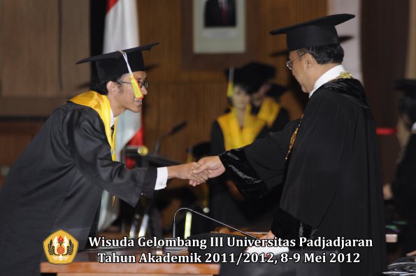 wisuda-unpad-gel-iii-2011_2012-fakultas-mipa-oleh-rektor-066