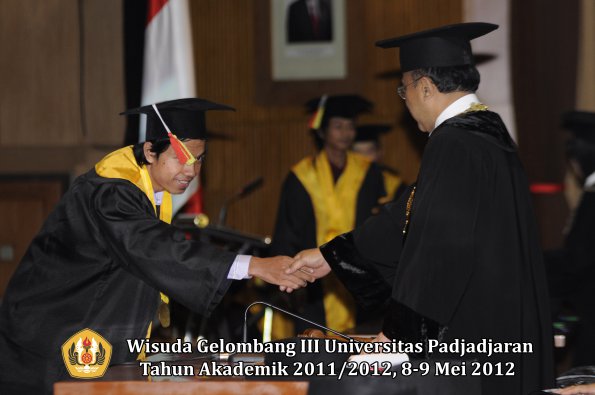 wisuda-unpad-gel-iii-2011_2012-fakultas-mipa-oleh-rektor-070