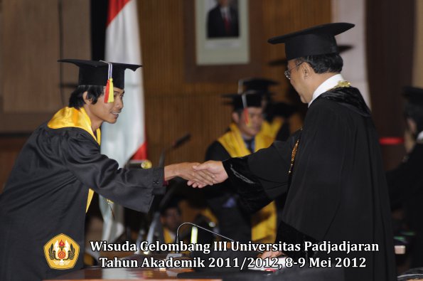 wisuda-unpad-gel-iii-2011_2012-fakultas-mipa-oleh-rektor-071