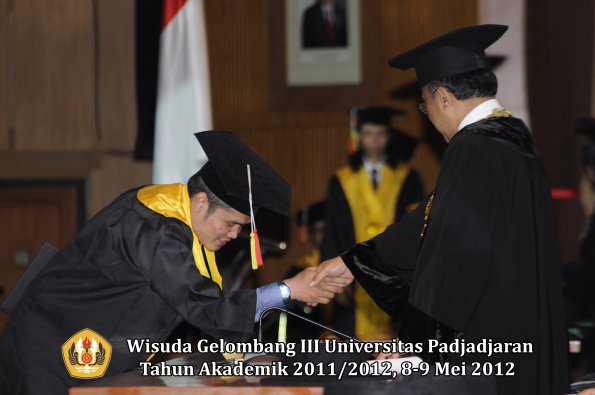 wisuda-unpad-gel-iii-2011_2012-fakultas-mipa-oleh-rektor-072