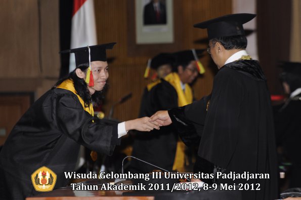 wisuda-unpad-gel-iii-2011_2012-fakultas-mipa-oleh-rektor-073