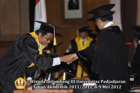 wisuda-unpad-gel-iii-2011_2012-fakultas-mipa-oleh-rektor-074