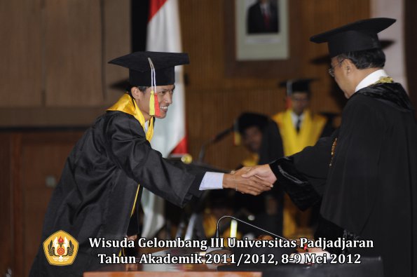 wisuda-unpad-gel-iii-2011_2012-fakultas-mipa-oleh-rektor-075