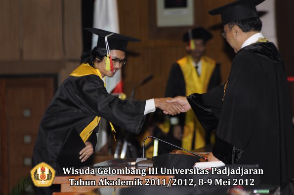 wisuda-unpad-gel-iii-2011_2012-fakultas-mipa-oleh-rektor-077