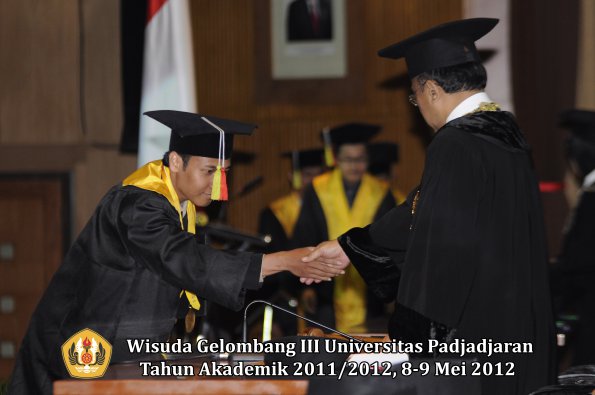 wisuda-unpad-gel-iii-2011_2012-fakultas-mipa-oleh-rektor-079