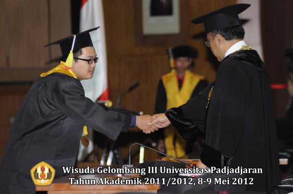 wisuda-unpad-gel-iii-2011_2012-fakultas-mipa-oleh-rektor-080