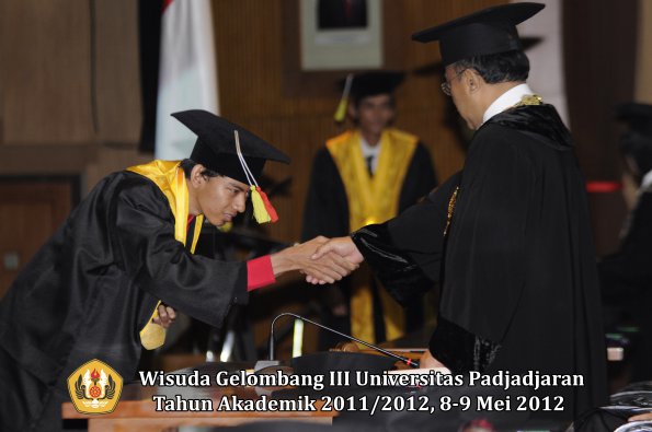 wisuda-unpad-gel-iii-2011_2012-fakultas-mipa-oleh-rektor-081