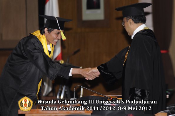 wisuda-unpad-gel-iii-2011_2012-fakultas-mipa-oleh-rektor-082