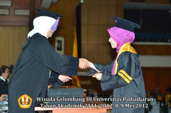 wisuda-unpad-gel-iii-2011_2012-fakultas-psikologi-oleh-dekan-001