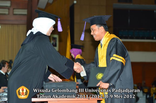 wisuda-unpad-gel-iii-2011_2012-fakultas-psikologi-oleh-dekan-002