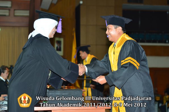 wisuda-unpad-gel-iii-2011_2012-fakultas-psikologi-oleh-dekan-003