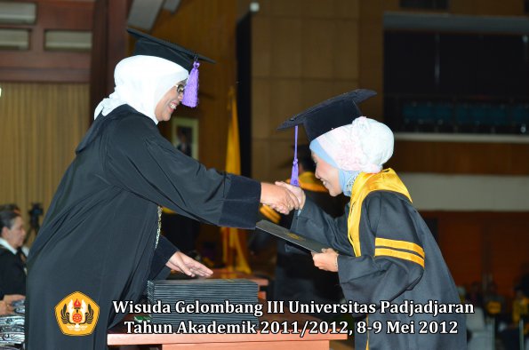 wisuda-unpad-gel-iii-2011_2012-fakultas-psikologi-oleh-dekan-004