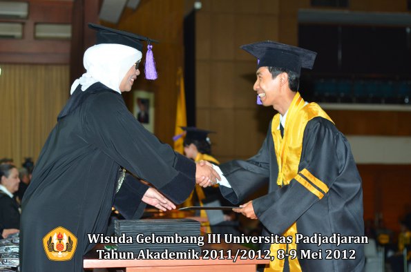 wisuda-unpad-gel-iii-2011_2012-fakultas-psikologi-oleh-dekan-006