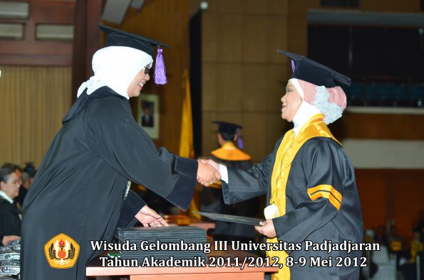 wisuda-unpad-gel-iii-2011_2012-fakultas-psikologi-oleh-dekan-007