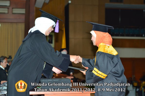 wisuda-unpad-gel-iii-2011_2012-fakultas-psikologi-oleh-dekan-008