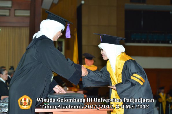 wisuda-unpad-gel-iii-2011_2012-fakultas-psikologi-oleh-dekan-009