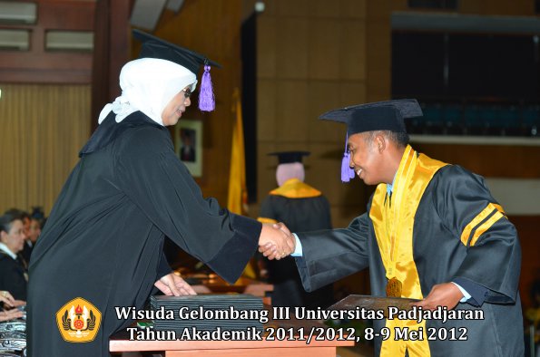 wisuda-unpad-gel-iii-2011_2012-fakultas-psikologi-oleh-dekan-011