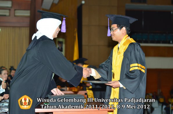 wisuda-unpad-gel-iii-2011_2012-fakultas-psikologi-oleh-dekan-012