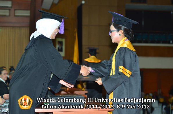 wisuda-unpad-gel-iii-2011_2012-fakultas-psikologi-oleh-dekan-013