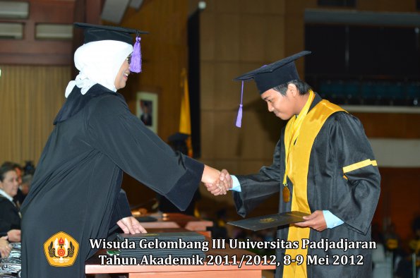 wisuda-unpad-gel-iii-2011_2012-fakultas-psikologi-oleh-dekan-014