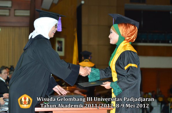 wisuda-unpad-gel-iii-2011_2012-fakultas-psikologi-oleh-dekan-015