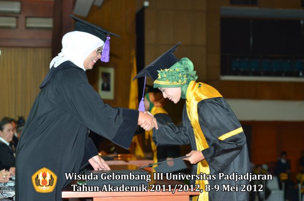 wisuda-unpad-gel-iii-2011_2012-fakultas-psikologi-oleh-dekan-016