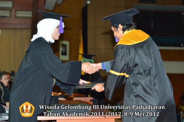 wisuda-unpad-gel-iii-2011_2012-fakultas-psikologi-oleh-dekan-017