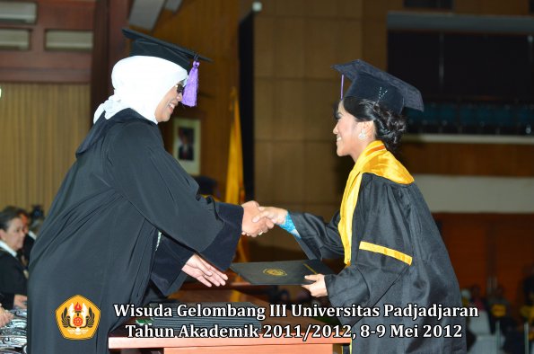 wisuda-unpad-gel-iii-2011_2012-fakultas-psikologi-oleh-dekan-018