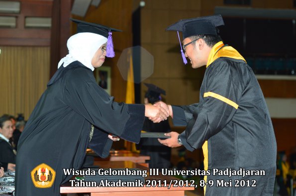 wisuda-unpad-gel-iii-2011_2012-fakultas-psikologi-oleh-dekan-019