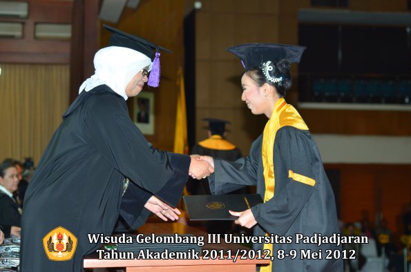 wisuda-unpad-gel-iii-2011_2012-fakultas-psikologi-oleh-dekan-020