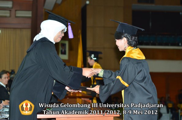 wisuda-unpad-gel-iii-2011_2012-fakultas-psikologi-oleh-dekan-021